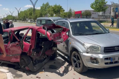 Aksaray'da hafif ticari araç park halindeki 3 araca çarptı: 3 yaralı