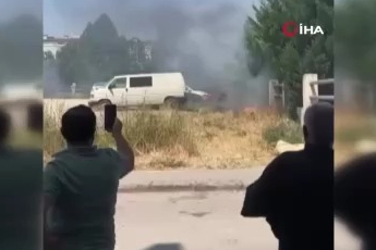 Bursa'da tarlada başlayan yangın, 2 aracı küle çevirdi